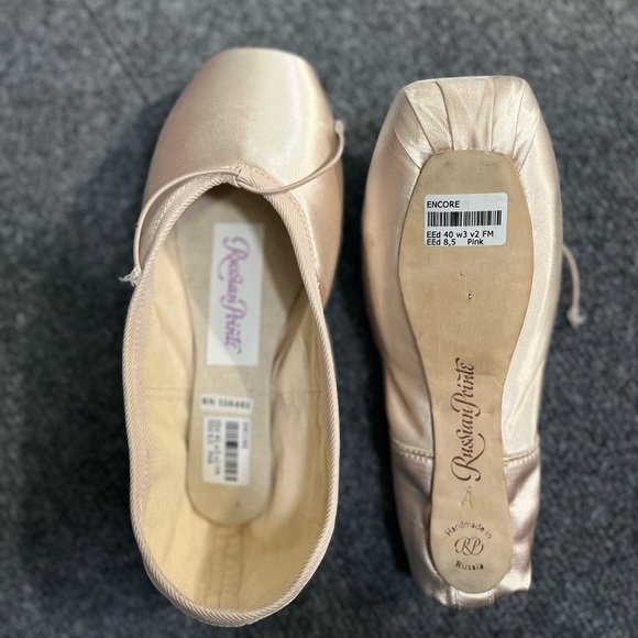 Russian Pointe “Encore” Pointe Shoe - Picture 1 of 4